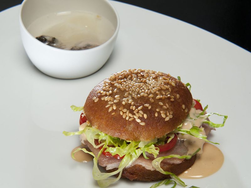 Fishburger di ventresca di tonno al sesamo bianco & Ostrica tonic