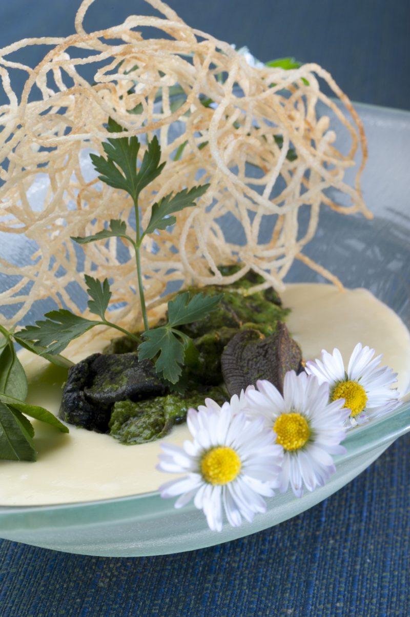 Crema di patate ratte, lumache, aglio e prezzemolo