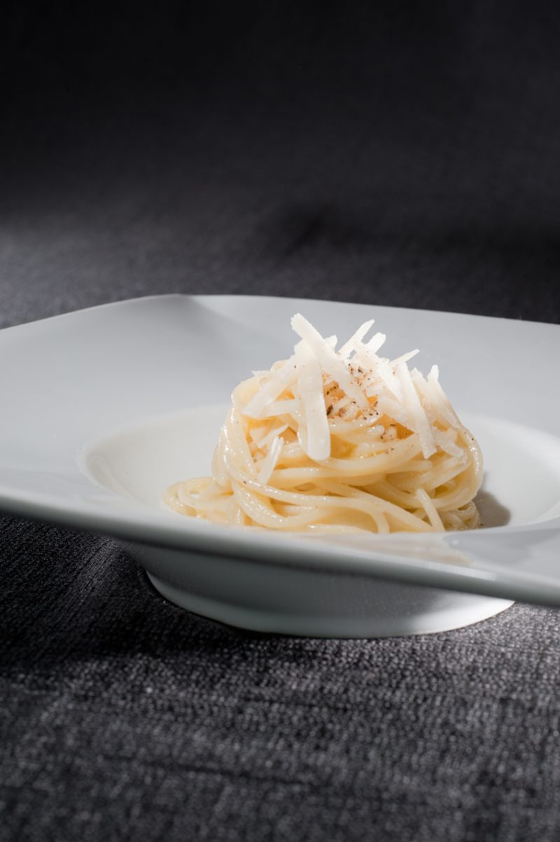 Gli Spaghetti all’Olio toscano Igp, Parmigiano e pepe