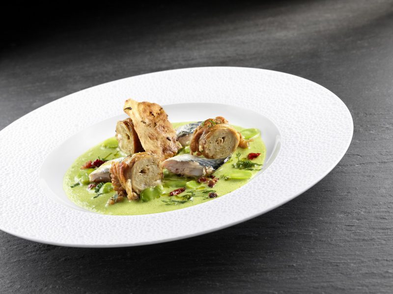 Treccia d’agnello allo spiedo e sgombro croccanti con zuppa di fave fresche