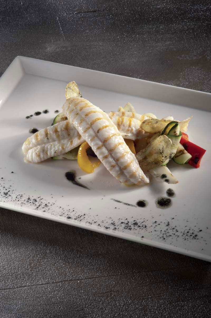 Filetti di sogliola alla griglia, verdure abbrustolite all’olio di carbonella