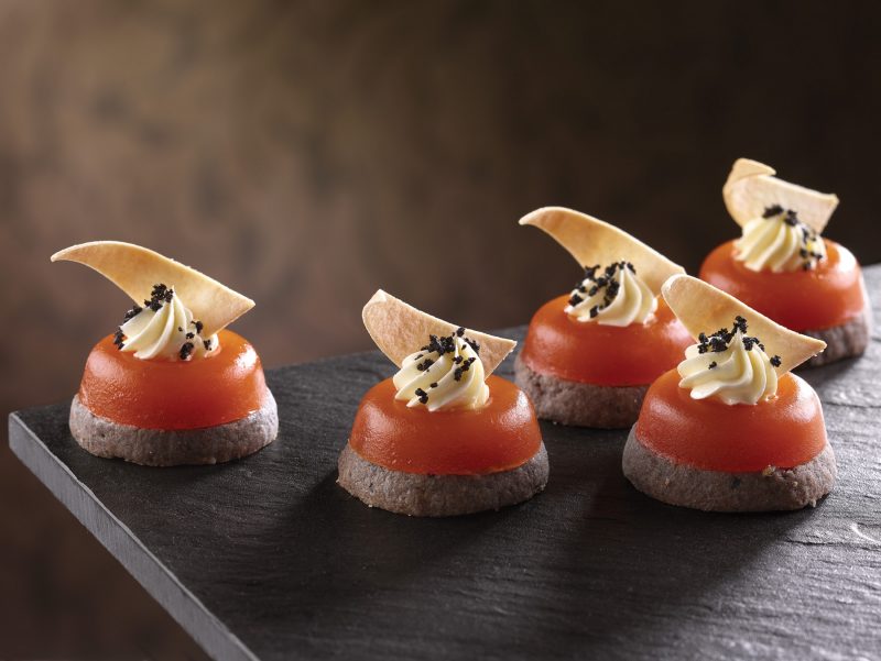 Frollino alle Olive con gelatina al Pomodoro e Ribes, Bufala e finto Caviale