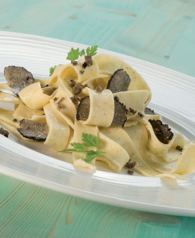 Fettuccine di pasta di pane al tartufo nero