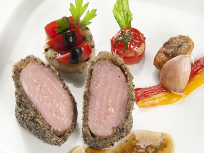 Agnello in crosta di olive infornate, patate novelle, bruschetta di melanzane e peperoni confit