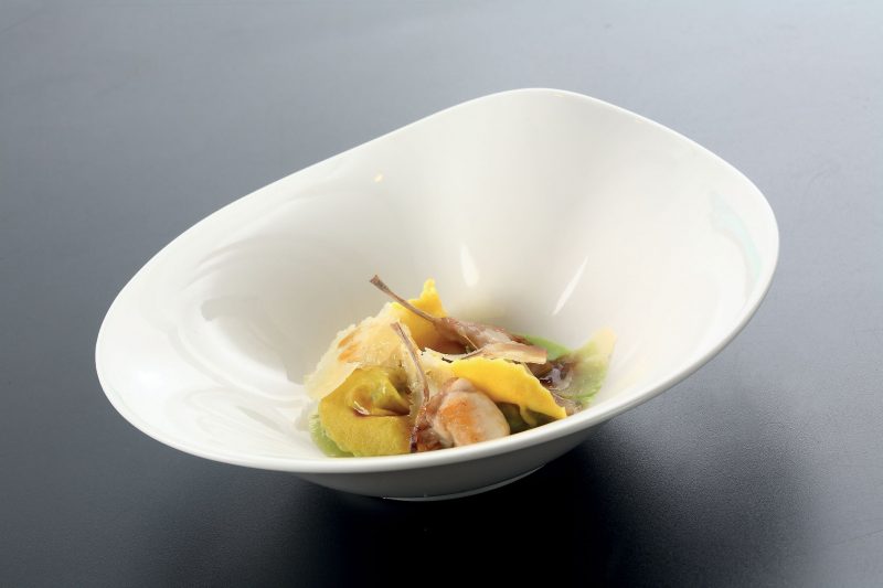Agnolotti di coniglio, borragine e ortica, su crema di piselli, sugo di cottura e pecorino giovane