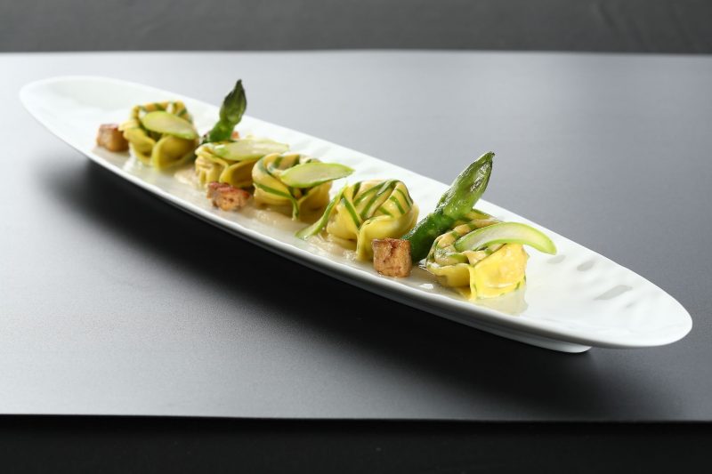 Agnolotti di pernice con crema di sedano, foie gras e asparagi