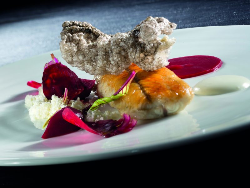 Anguilla arrostita, barbabietola, yogurt e polvere d’olio extravergine d’oliva