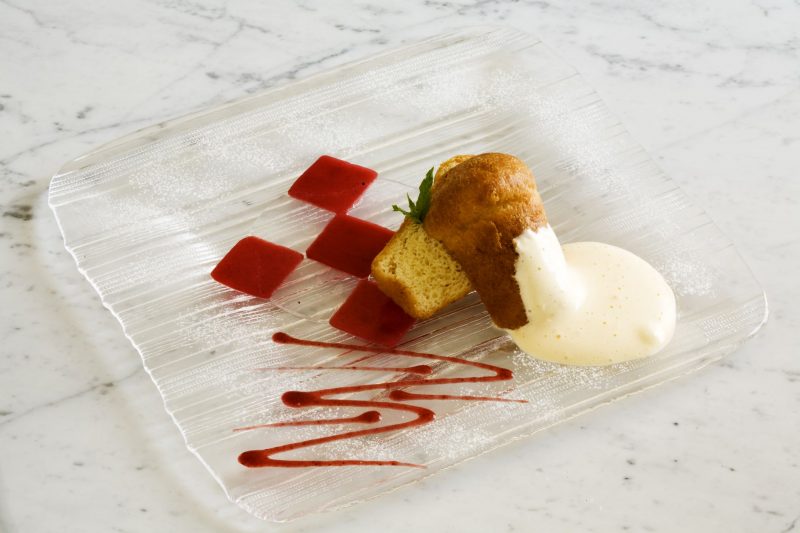 Babà con gelatina ai frutti di bosco