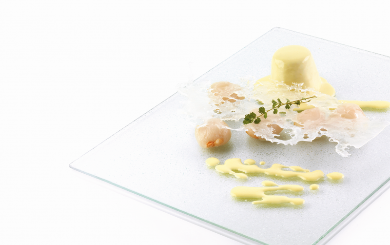 Bianco – Blanc manger con lichees, trasparenza di zucchero e salsa alle mandorle