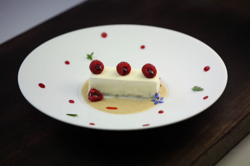 Biancomangiare al cocco con salsa alla banana caramellata e lampone farcito