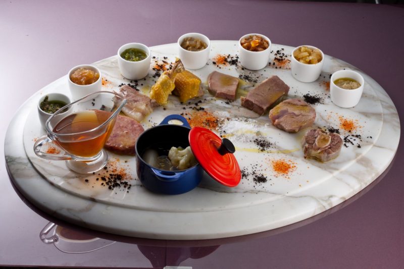 Bollito misto di carne con le sue salse e verdure