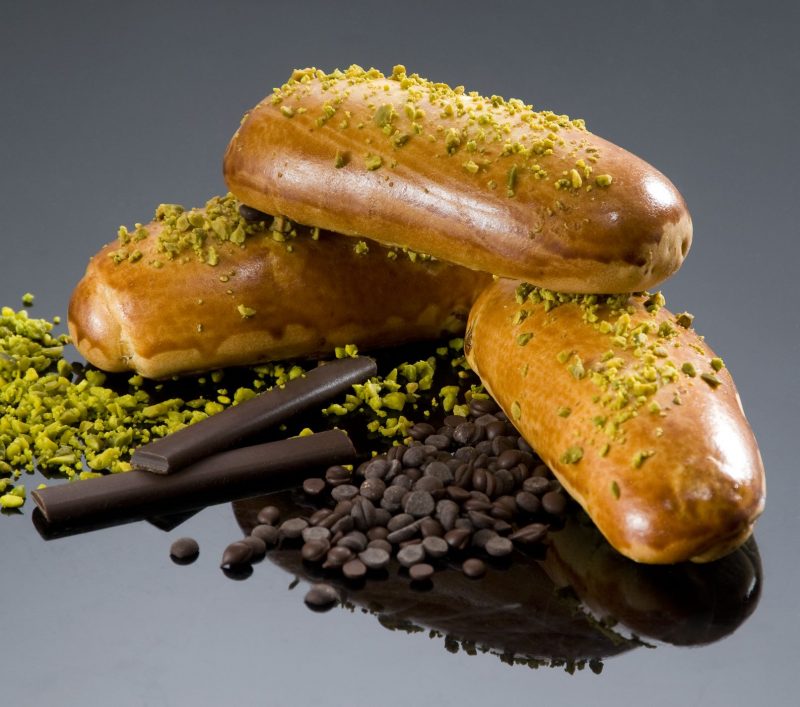 Brioche al cioccolato e uvetta con granella al pistacchio