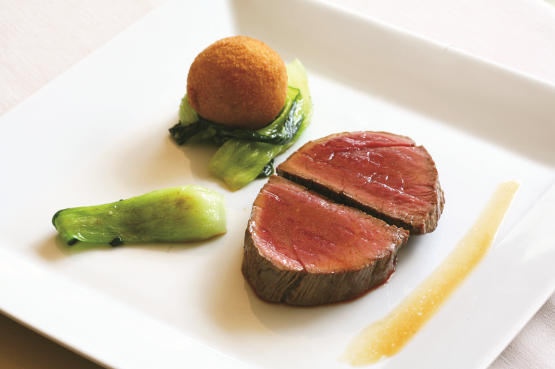 Bufala cotta in argilla con crocchette di patate affumicate