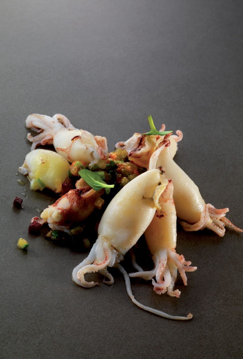 Calamaretti ripieni di branzino e fegato grasso d’oca su verdure, olio alla menta