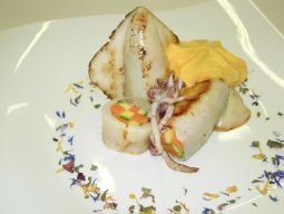Calamari ripieni con verdure, ostrica e spuma di zucca
