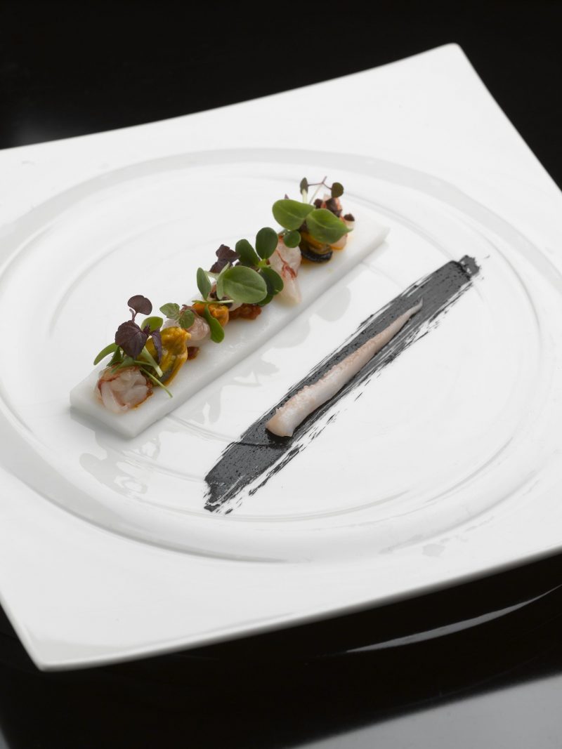 Calamaro cotto a bassa temperatura, cozze, gamberi rossi, salsa allo zenzero e menta