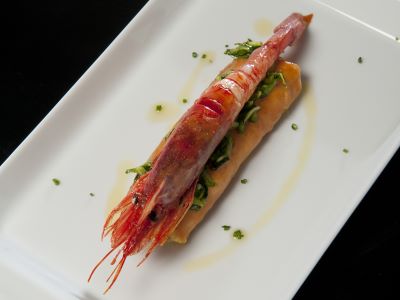 Cannellone di pasta lievitata con gamberi, ricotta, zafferano, e corteccia di zucchina