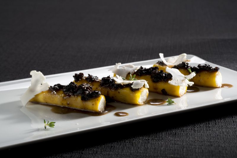 Cannelloni con cavolfiori schiacciati e ricotta salata, sugo di tartufo nero e spugnole