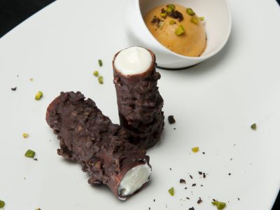 Cannolo croccante al cioccolato con ricotta ovina, albicocca e pistacchio