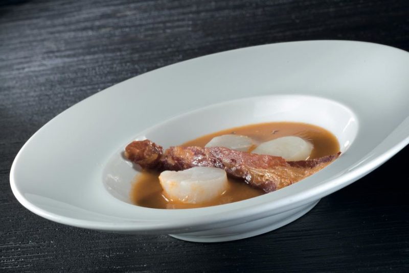 Capasanta turgida con zuppa di lenticchie, topinambur e jamon ibérico joselito