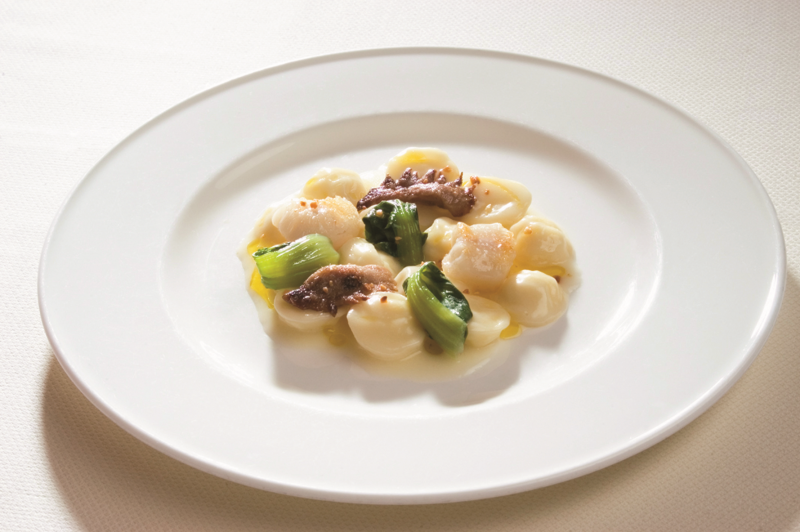 Cappelletti con latte cagliato, creste di gallo, uova di seppia e nocciole