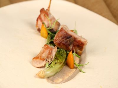Capretto nostrano con radicchio di campo e aglio nero