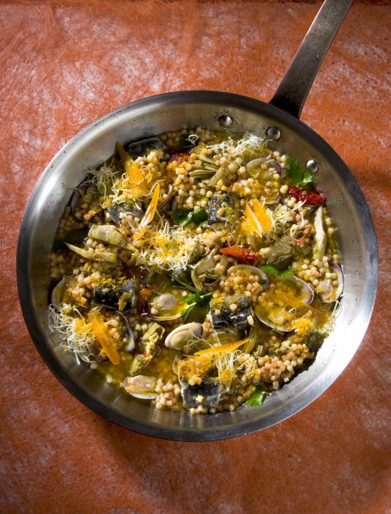 Carciofi e fregola sarda con arselle e anguillette di cabras alla vernaccia e finocchietto