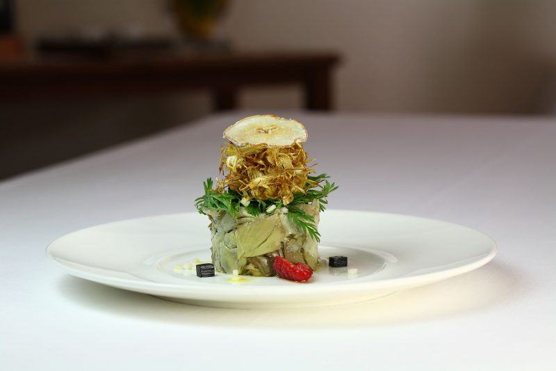 Carciofo fritto nel vino bianco con flan di pecorino di fossa pera caramellata e gelatina di sapa