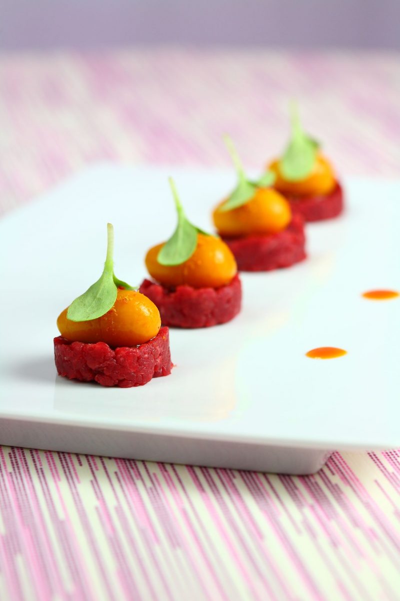 Carne cruda, kumquat e foie gras