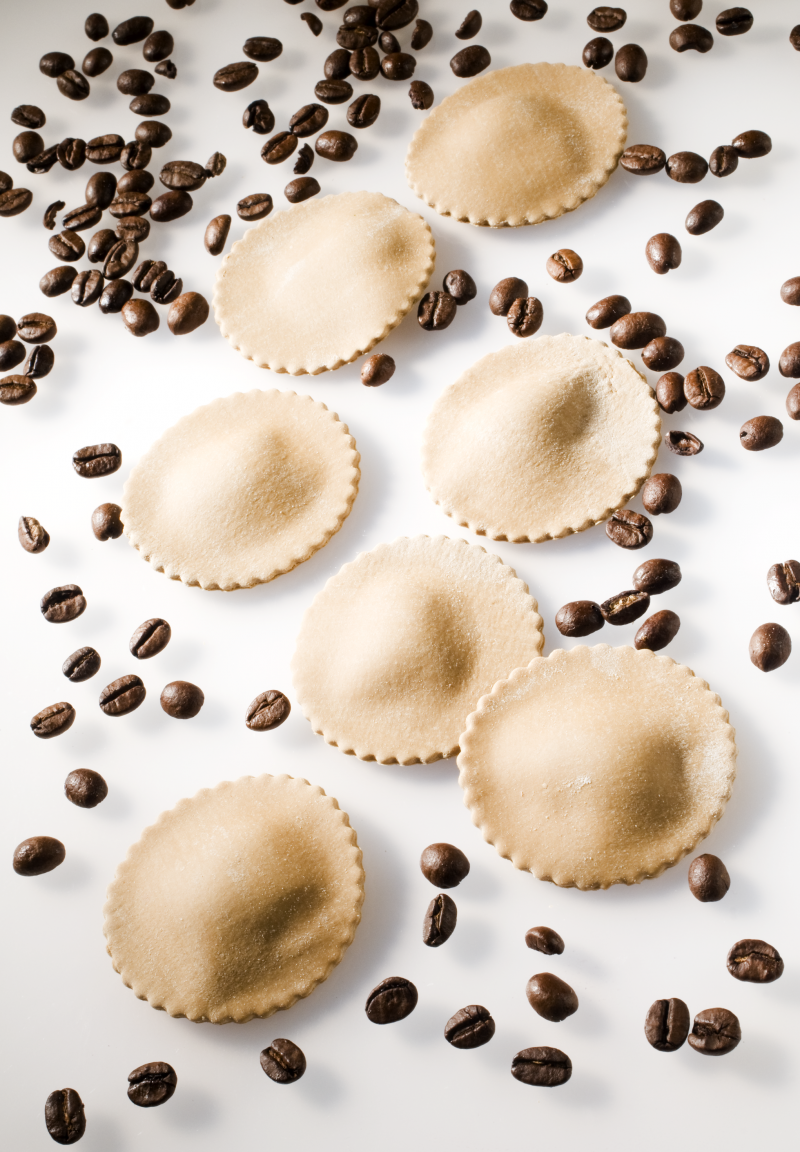 Cialson al caffè ripieni di montasio, cannella e mela