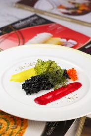Code di scampi con composta di avocado, mozzarella, pomodori ed erba cipollina