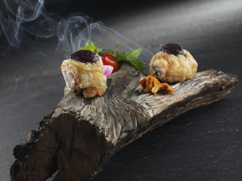 Coniglio al fumo di ulivo con ripieno di cicoria selvatica e salsa di olive Nolche