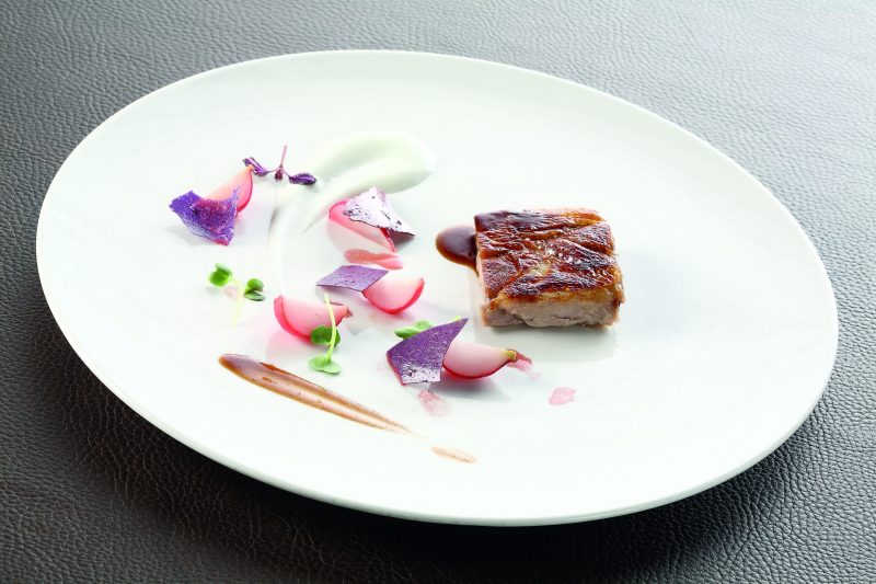Cosciotto di agnello da latte arrostito, ravanelli saltati e yogurt alla menta
