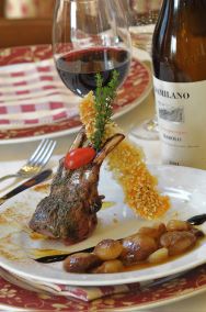 Costolette d’agnello scalzato in crosta di erbetto e cipolline all’aceto balsamico e miele