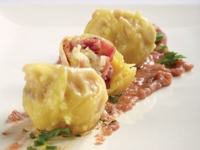 Crema di verdure al vino rosso con knodel ai cavolfiori e capocollo affumicato in pasta al wasabi