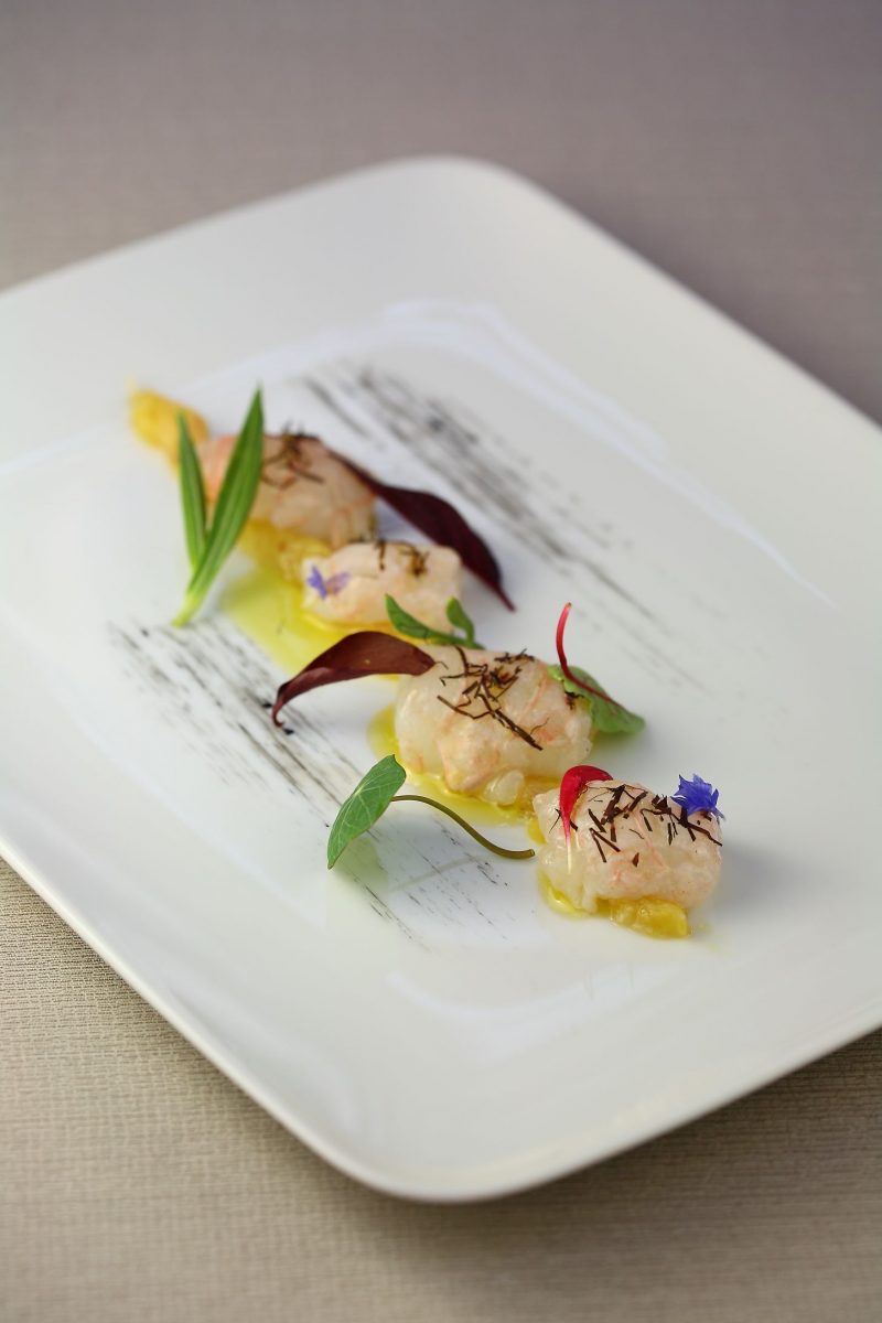 Crudo di scampi con chutney di pesce e foglie di pepe d’acqua