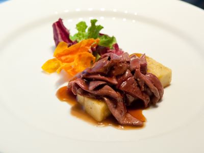 Fegati rosa di coniglio grigio di carmagnola e polenta integrale macinata a pietra e salsa al rum