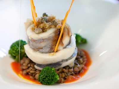 Filetto di spatola in mollicata, lenticchie modicane e passata di pomodoro all’agrume