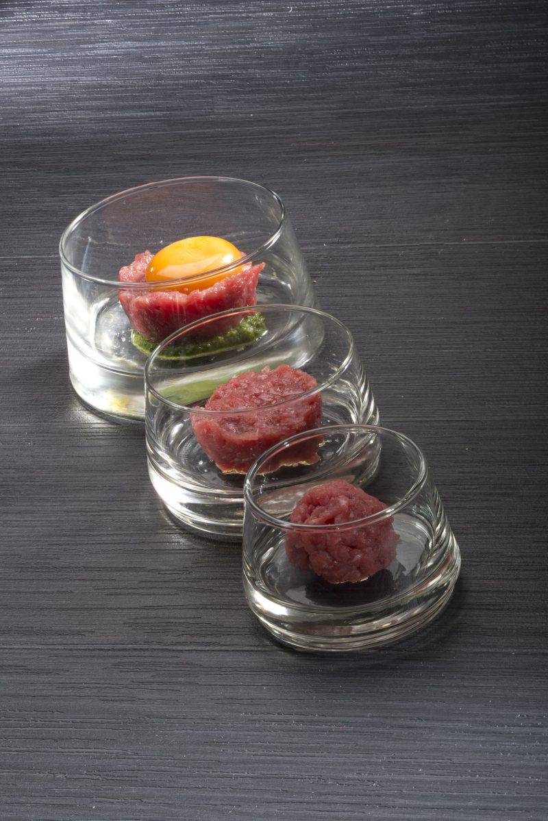 Finissima tartare di bue piemontese ai tre sapori: naturale, olio e sale, con crema di acciughe, capperi e tuorlo d’uovo intero