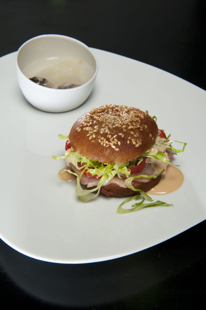 Fishburger & Ostrica-tonic, ventresca di tonno al sesamo bianco con tonno affumicato & Ostrica tonic