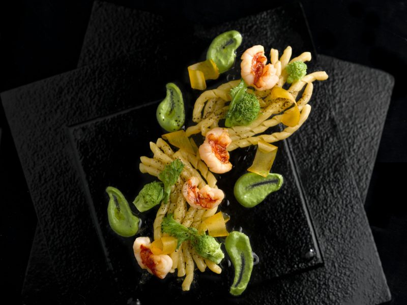 Fusilli al ferretto con gamberi rossi, cime di rapa, liquirizia e bottarga di muggine