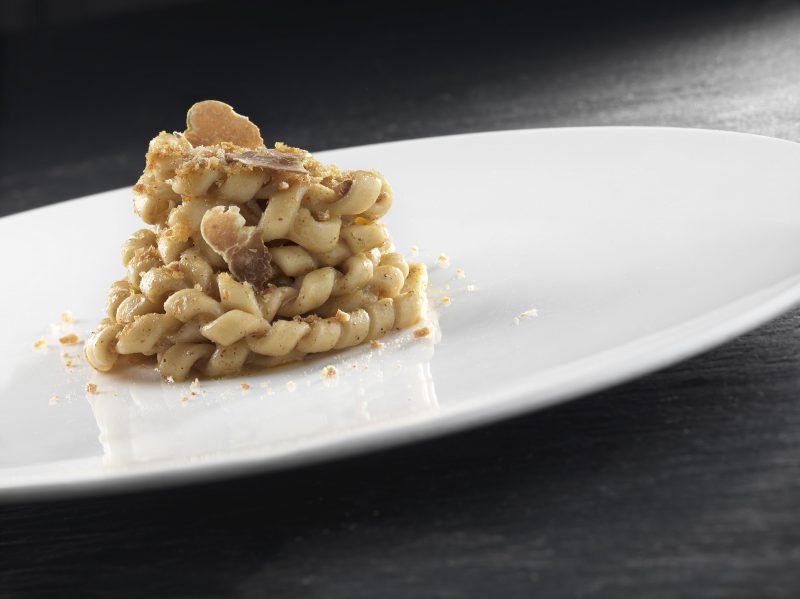 Fusilli freschi di semola di Gragnano al profumo di tartufo bianco e acciughe