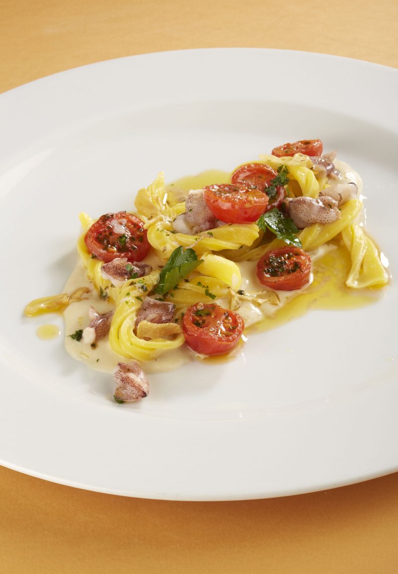 Fusilloni su crema di cannellini, pomodori ciliegia, calamari e battuto mediterraneo