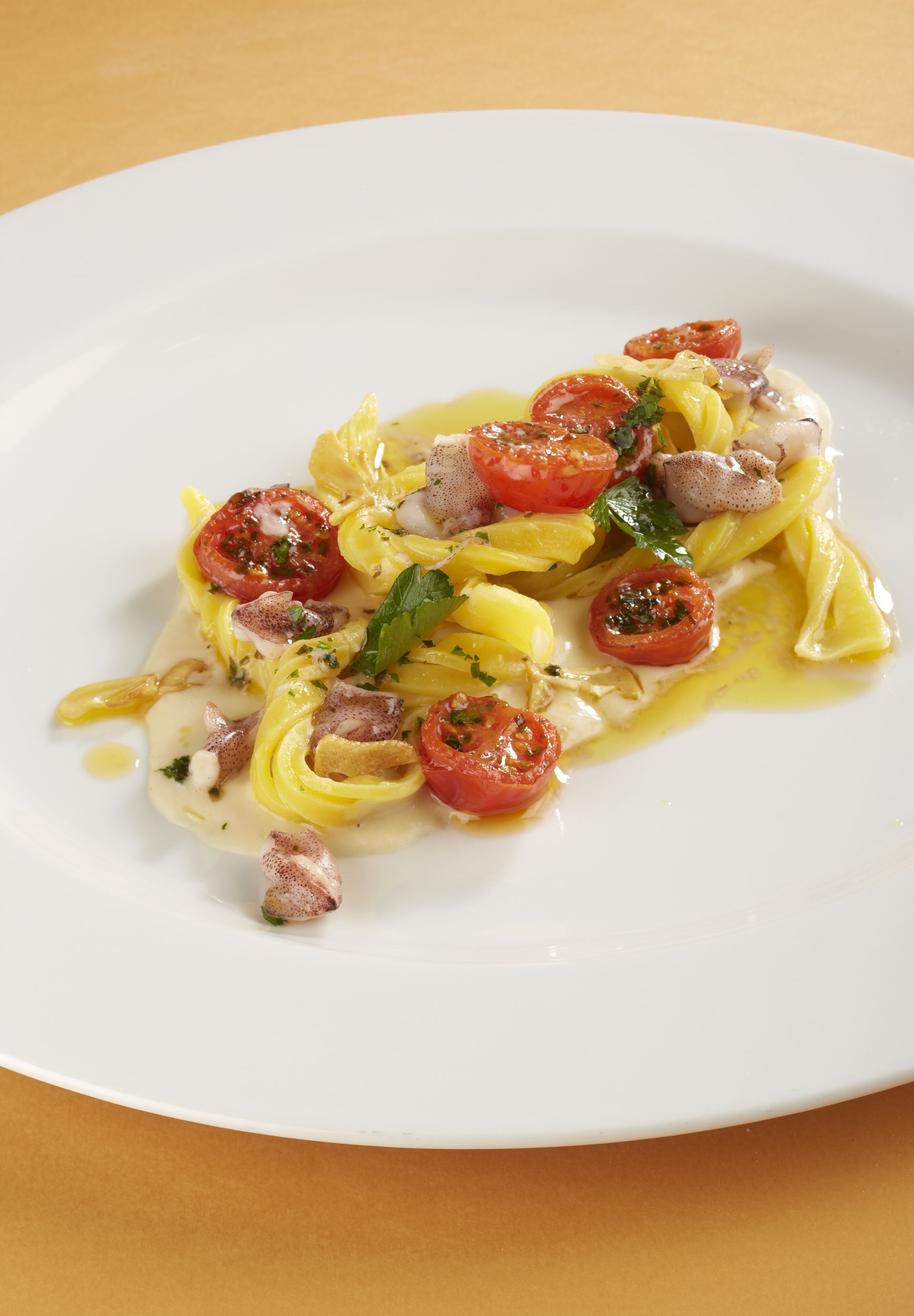 Fusilloni Su Crema Di Cannellini Pomodori Ciliegia Calamari E Battuto Mediterraneo Italian Gourmet