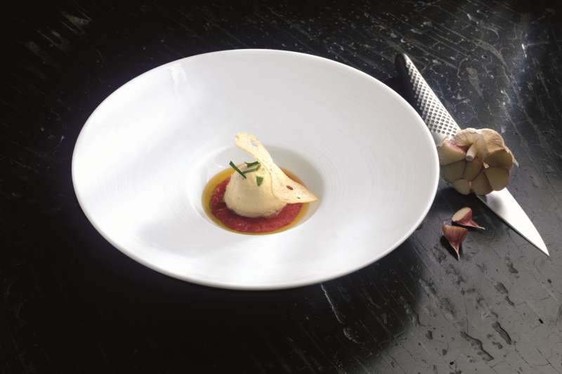 Gelato all’aglio con pomodoro fresco e crostino al basilico