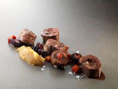 Germano reale in salsa peperata e frutti di bosco
