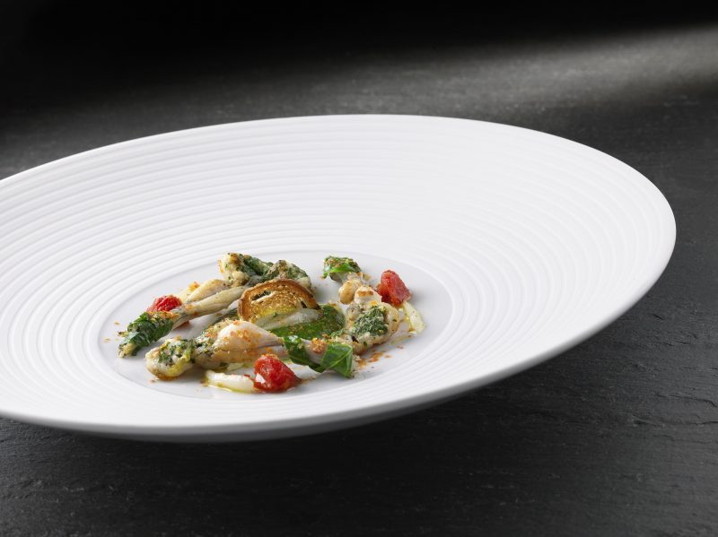 Gigot di rane arrostite alle erbe con infusione di raperonzoli e pomodorini canditi