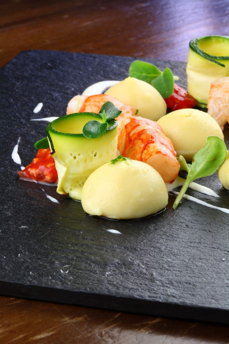 Gnocchi di patate alla brace, zucchine alla griglia e gamberoni rossi