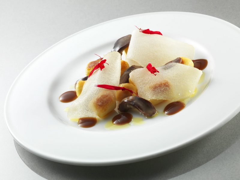 Gnocchi soffiati e arrostiti, lingue di coniglio, pera e marsala