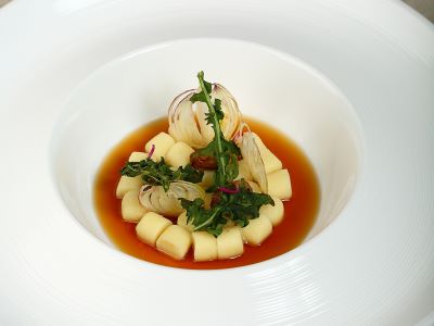 Gnocco al kren, midollo e consommè di cipolla